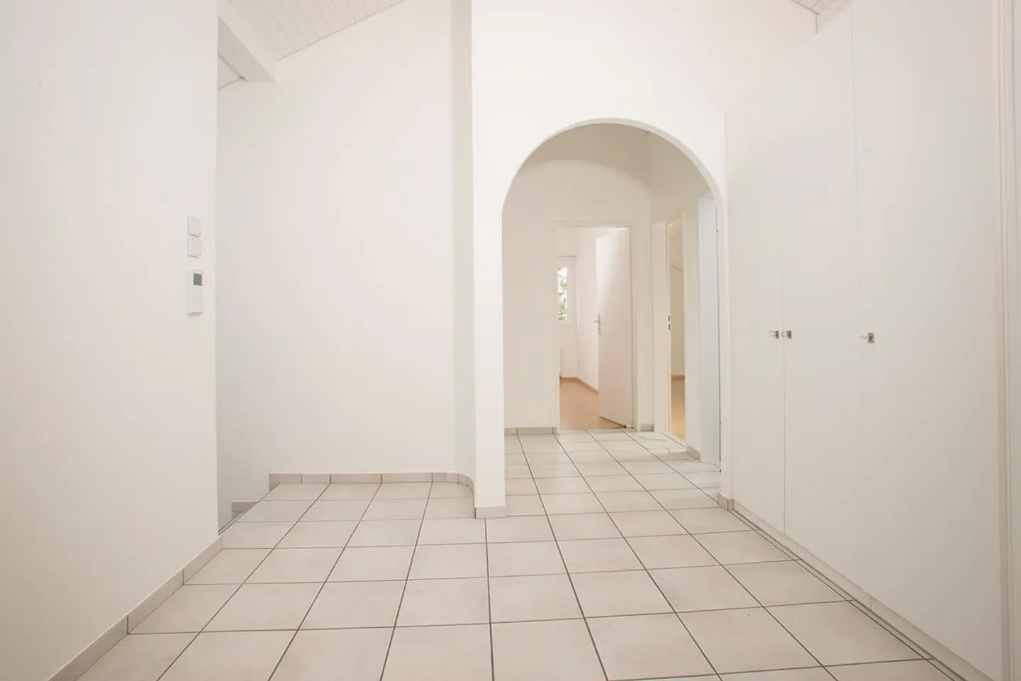 Appartement en penthouse spacieux de 4,5 pièces avec deux balcons - Photo 6 sur 11