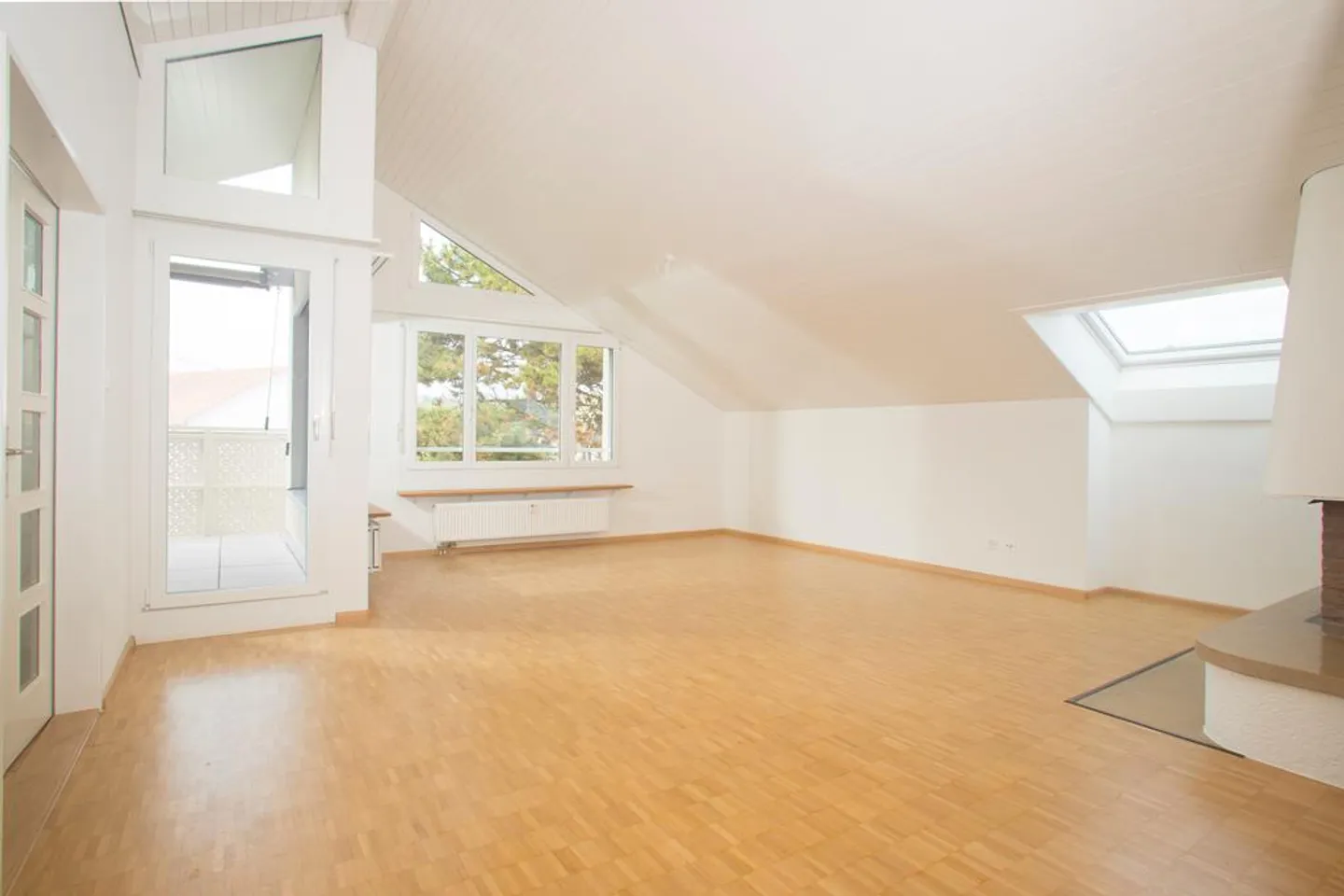 Appartement en penthouse spacieux de 4,5 pièces avec deux balcons - Photo 7 sur 11