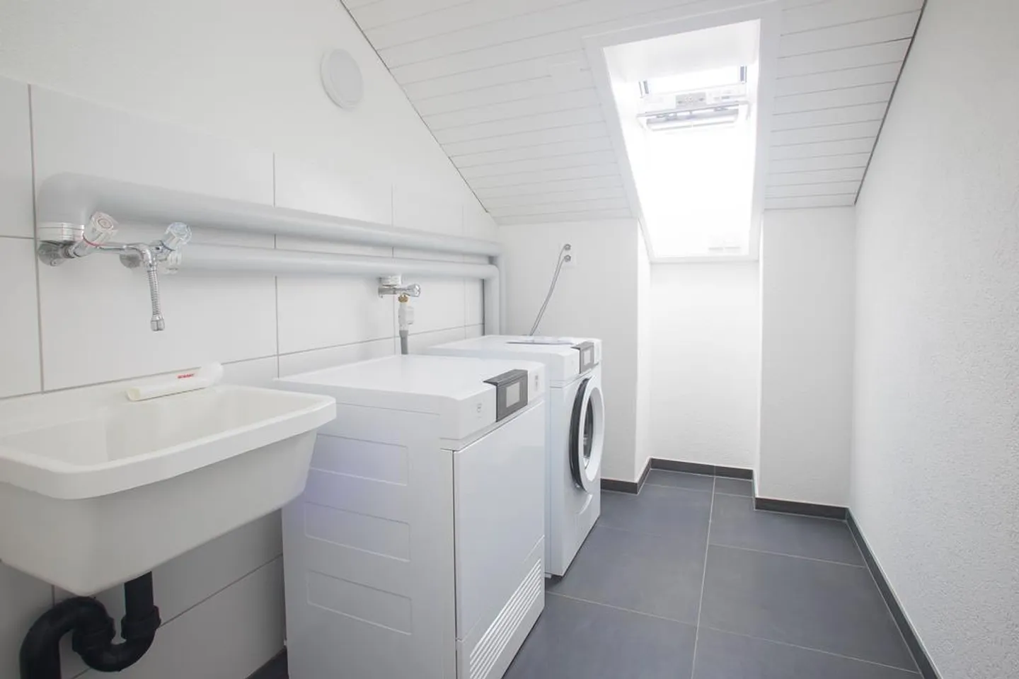 Appartement en penthouse spacieux de 4,5 pièces avec deux balcons - Photo 9 sur 11