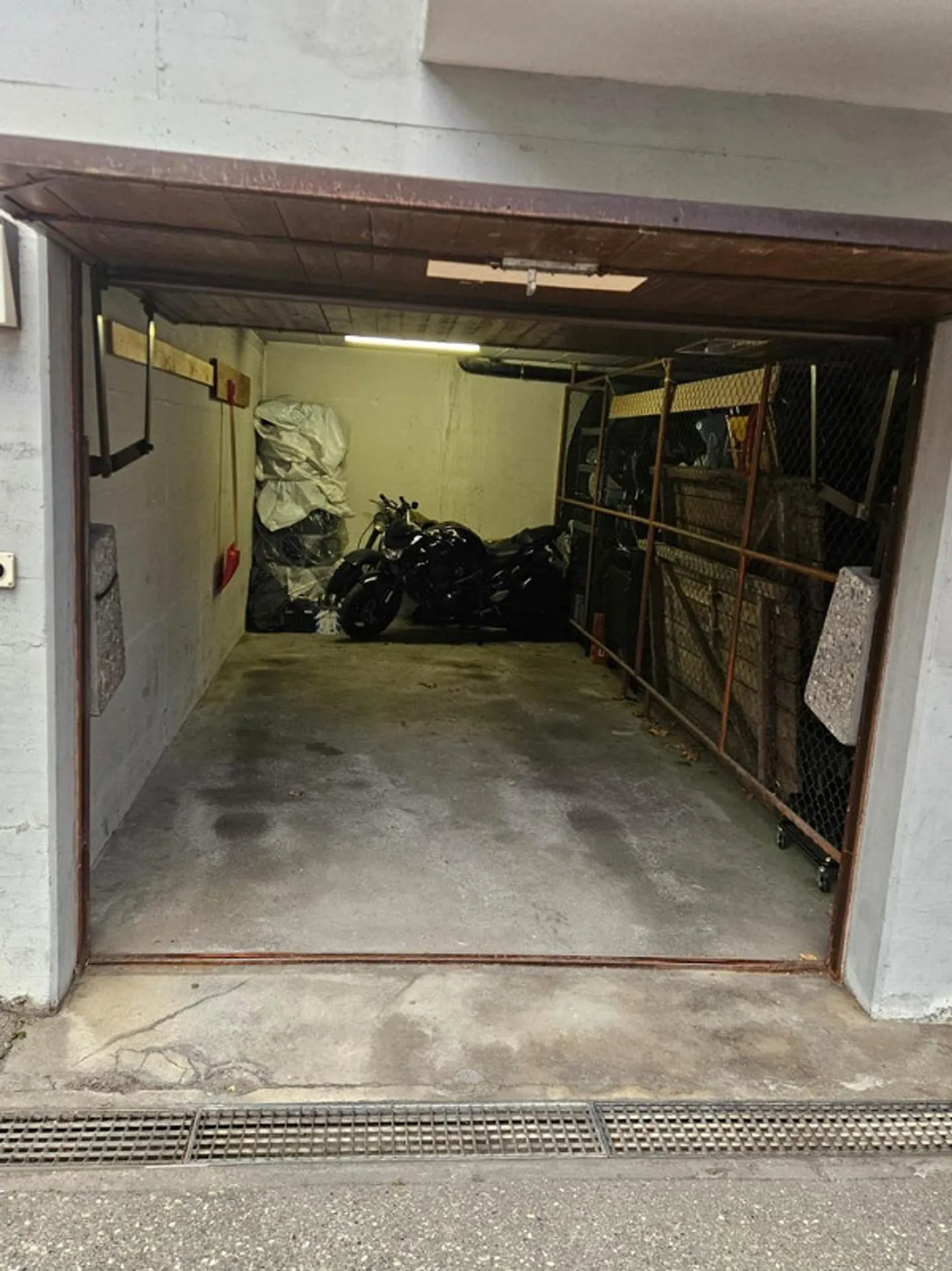 Place de parking en garage dans un emplacement central - Photo 3 sur 4