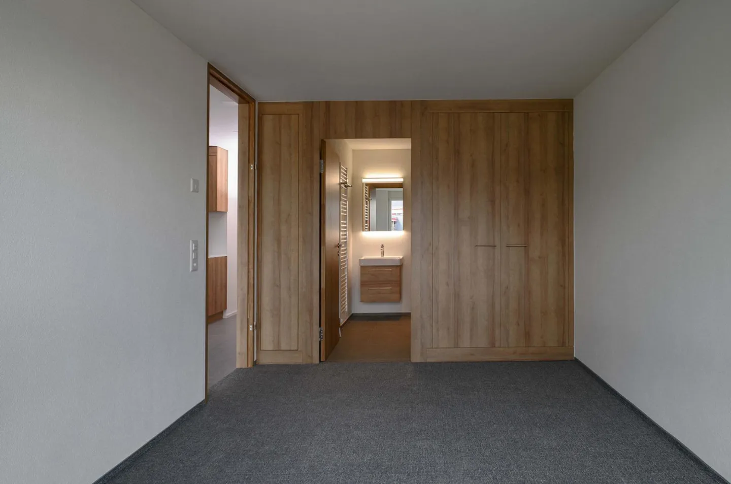 Modern 2.5-room apartment on the 1st floor in a top location in Zurich Seebach - Photo 4 of 6