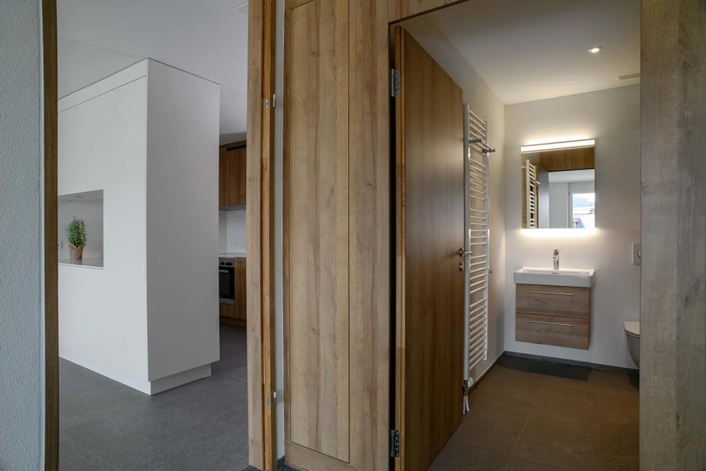 Modern 2.5-room apartment on the 1st floor in a top location in Zurich Seebach - Photo 3 of 6
