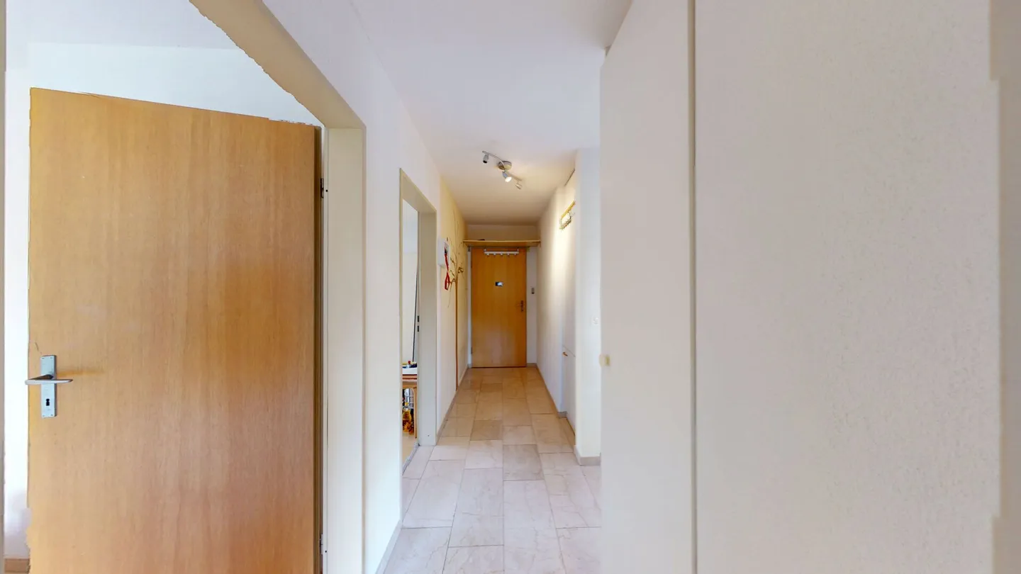 Maisonette de 3,5 pièces avec charme, balcon et place de parking souterrain - Photo 13 sur 16