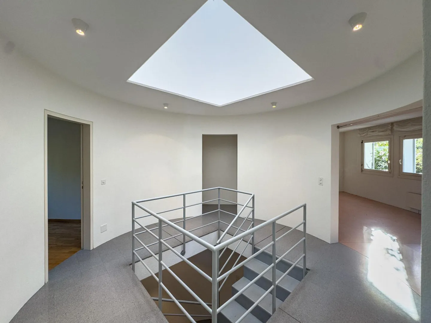 Charmantes Haus mit Garten - Foto 3 von 13