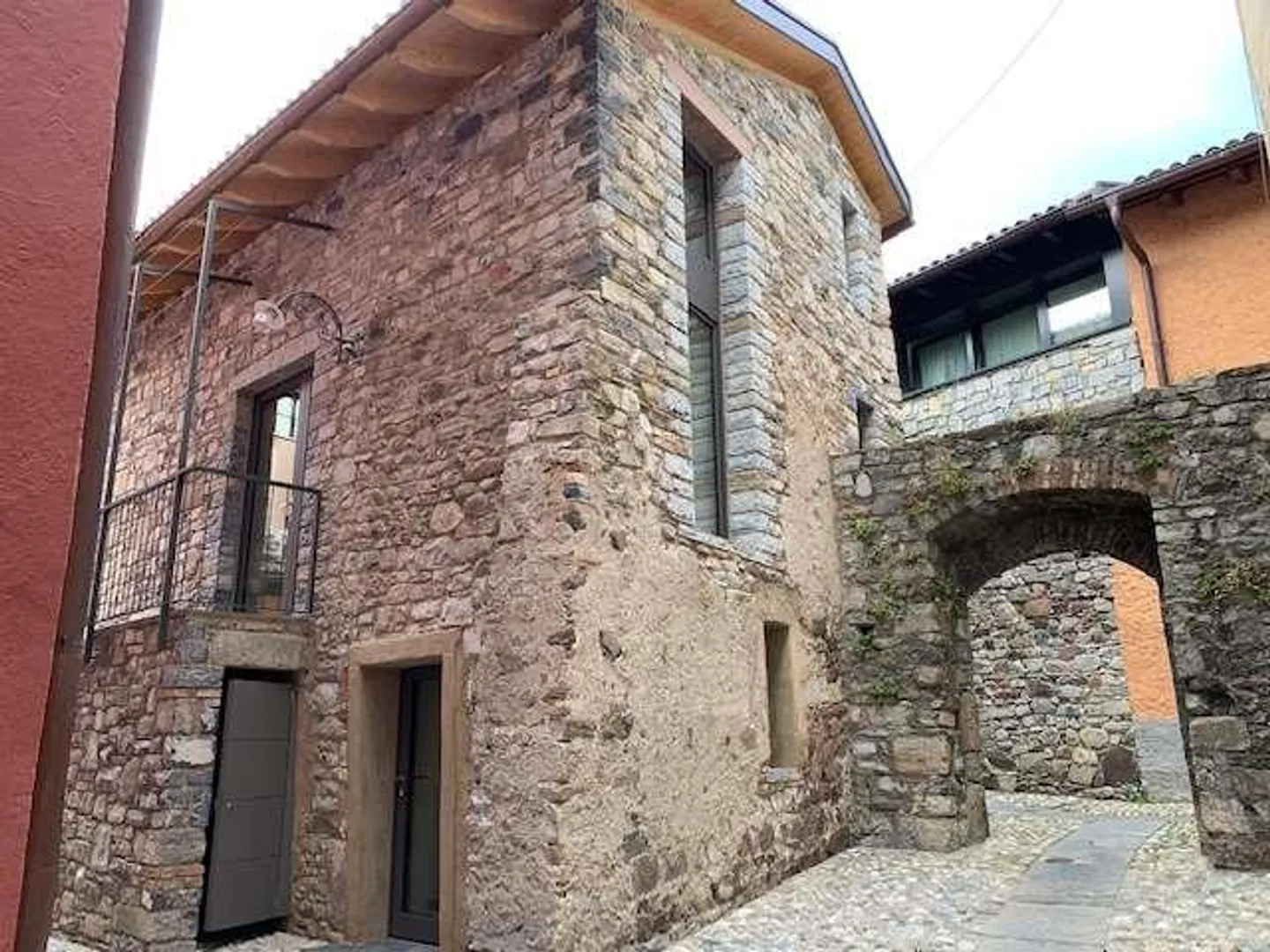 Casa di nucleo ristrutturata a Bissone - Foto 1 di 13