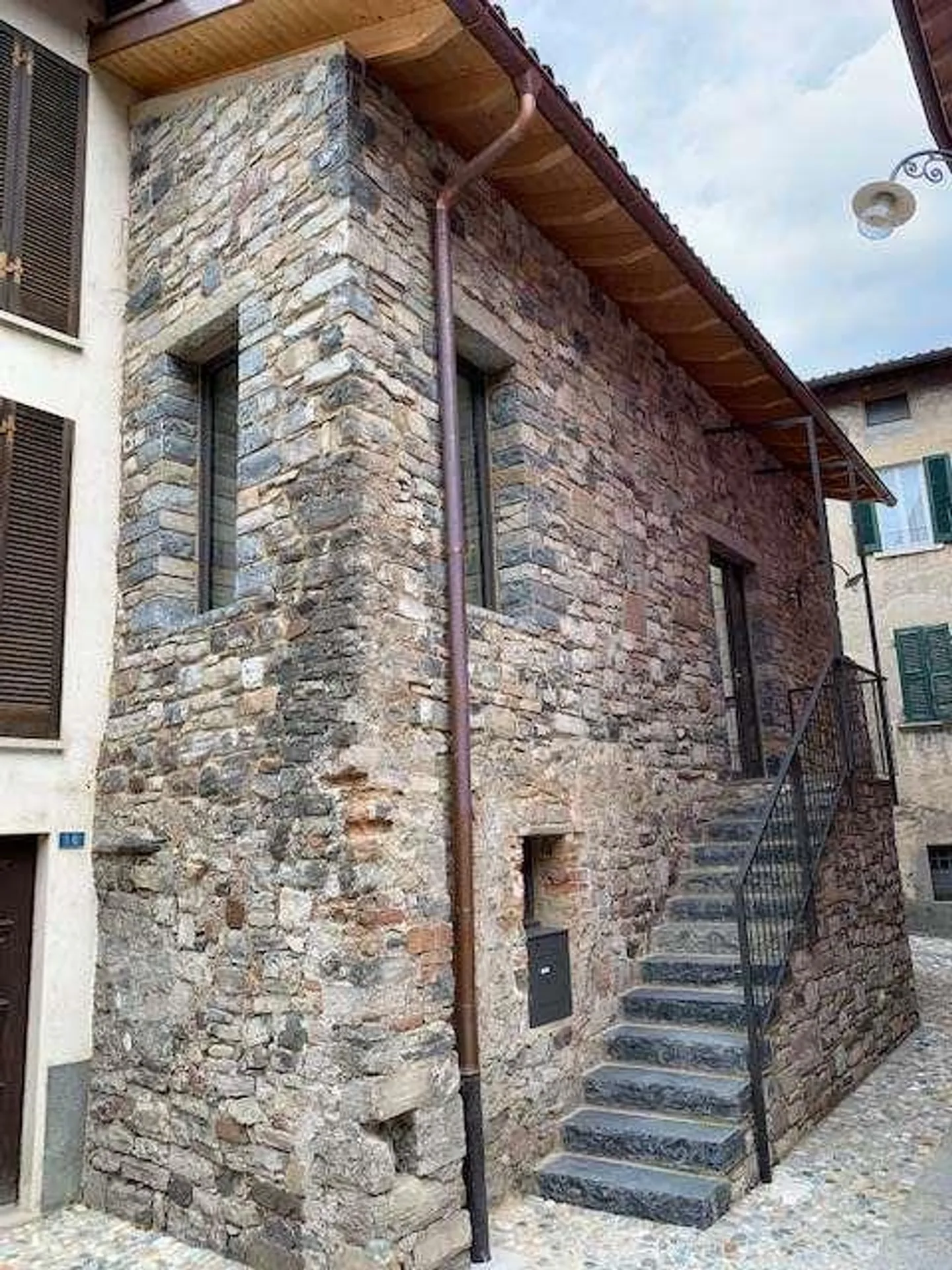 Casa di nucleo ristrutturata a Bissone - Foto 2 di 13