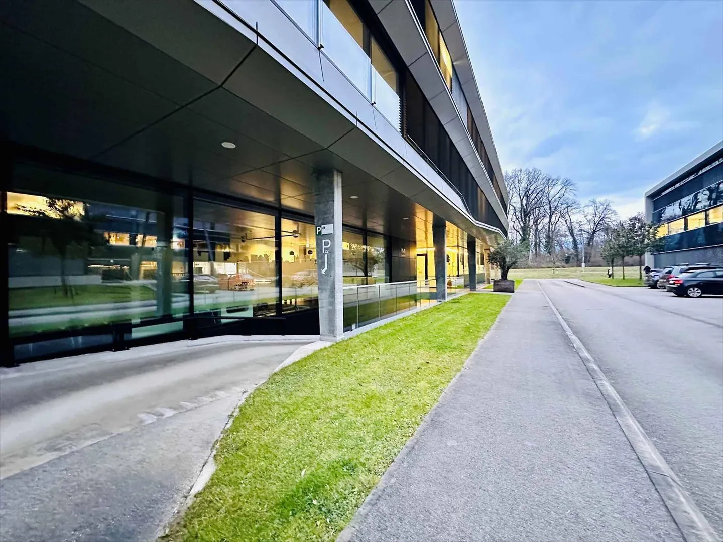 ZU VERMIETEN - 950 m² Lagerfläche in Eysins, nur wenige Schritte von Genf entfernt! - Foto 1 von 3