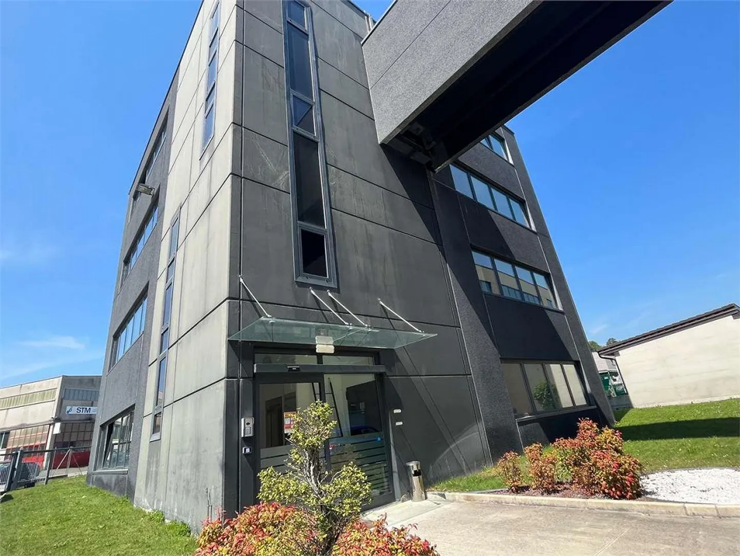 STABIO: MODERNI UFFICI VARIE METRATURE con posteggi - Foto 1 di 8