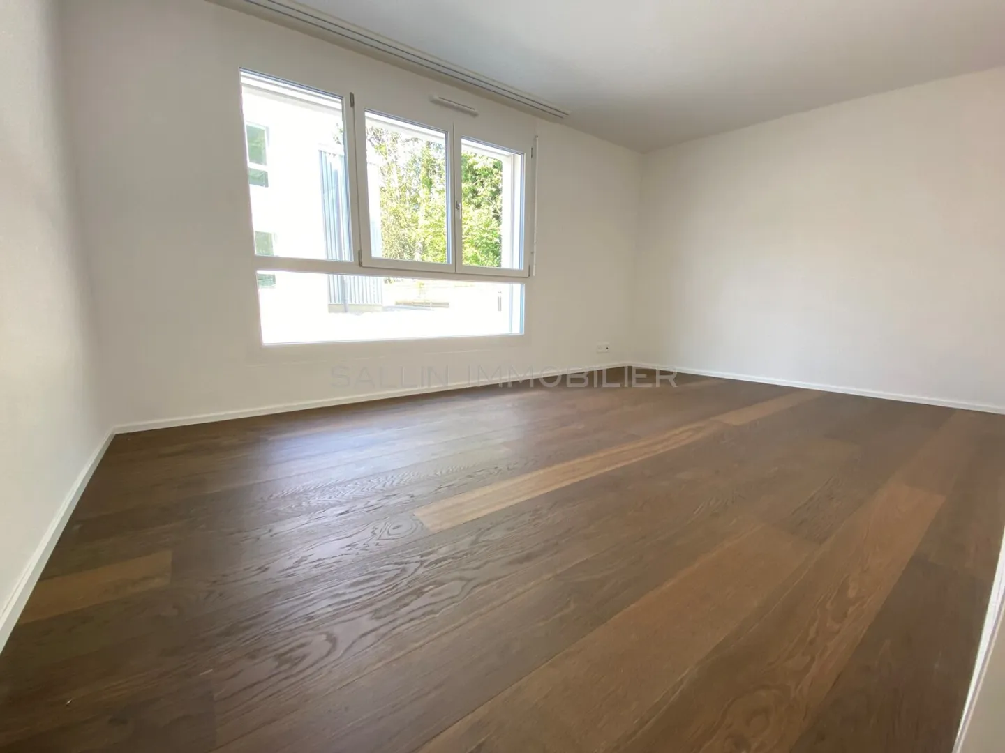 Spazioso appartamento di 4 locali al 1° piano con posto auto interno - Foto 4 di 6