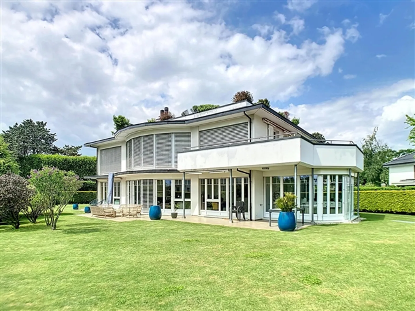 Eccellente piano terra con giardino privato in residence sicura - Foto 1 di 13