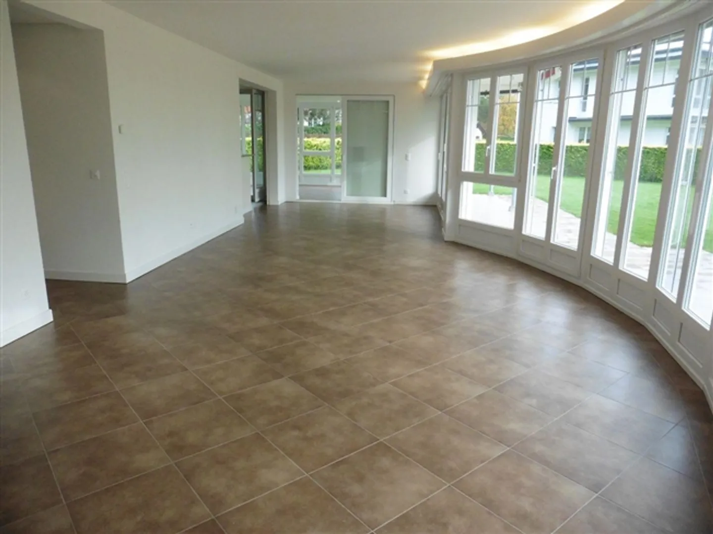 Eccellente piano terra con giardino privato in residence sicura - Foto 2 di 13