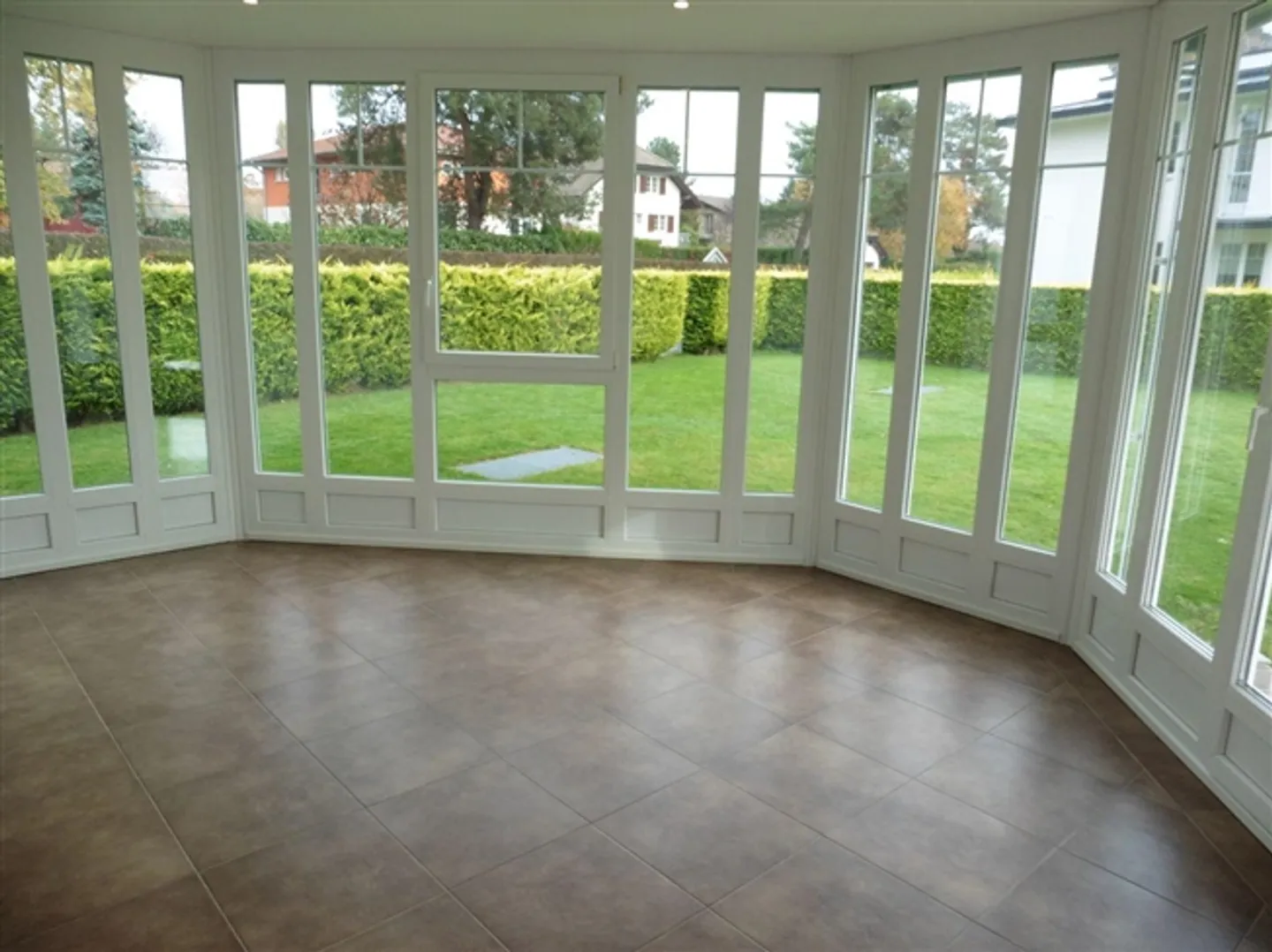 Eccellente piano terra con giardino privato in residence sicura - Foto 3 di 13