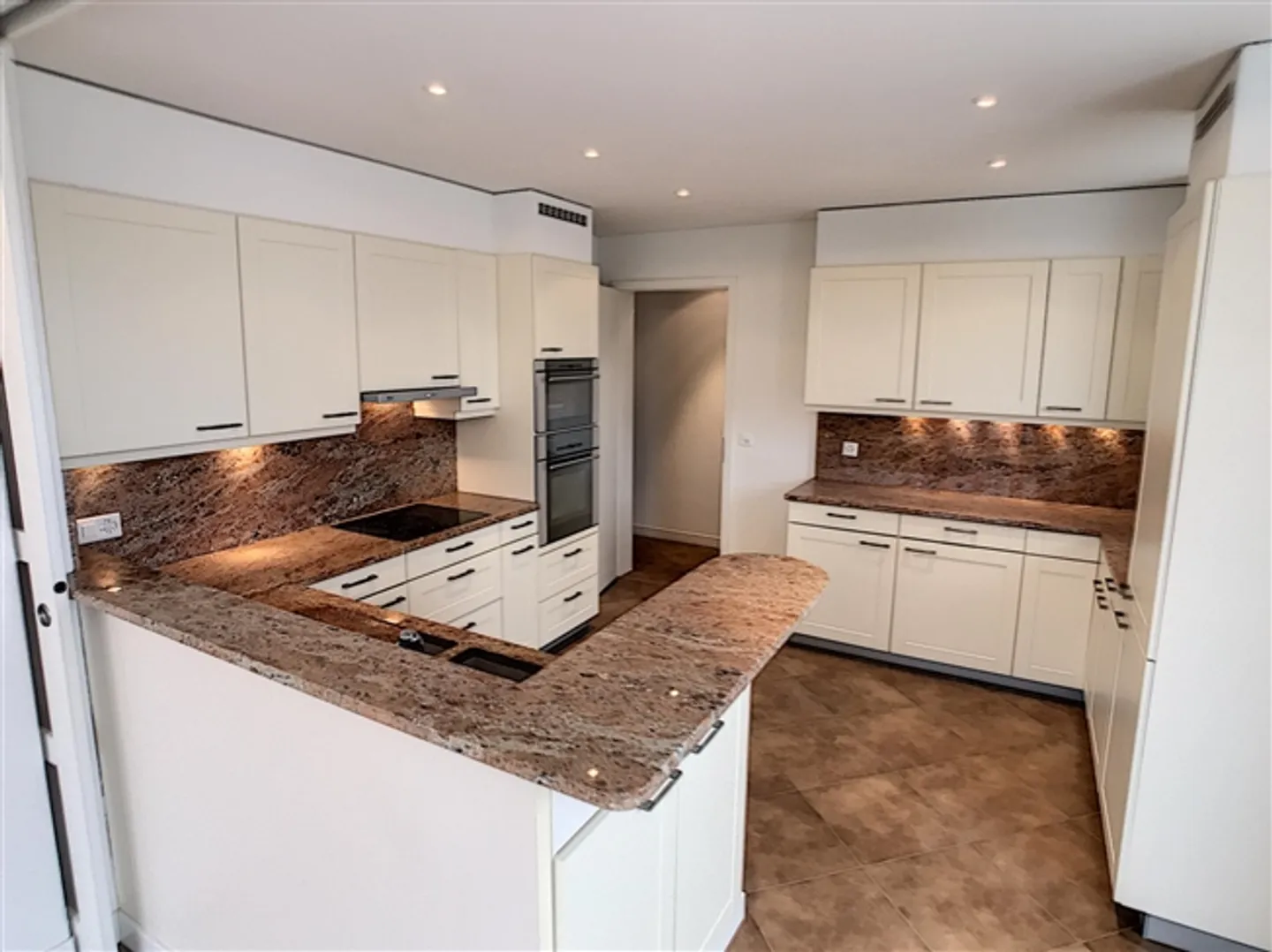 Eccellente piano terra con giardino privato in residence sicura - Foto 4 di 13