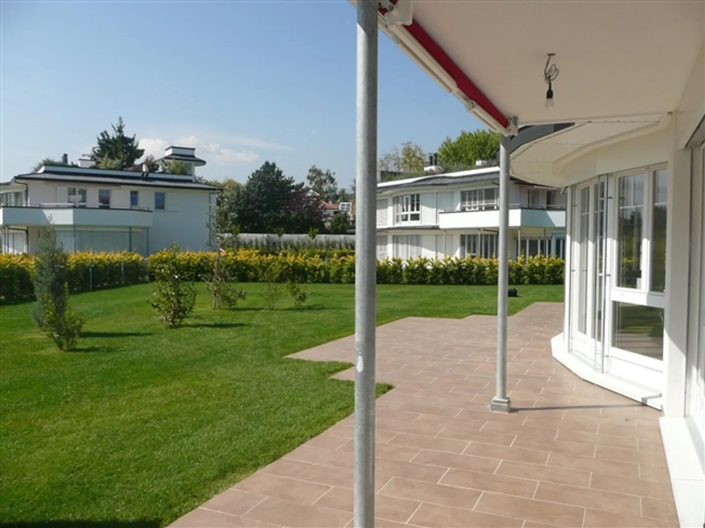 Eccellente piano terra con giardino privato in residence sicura - Foto 5 di 13