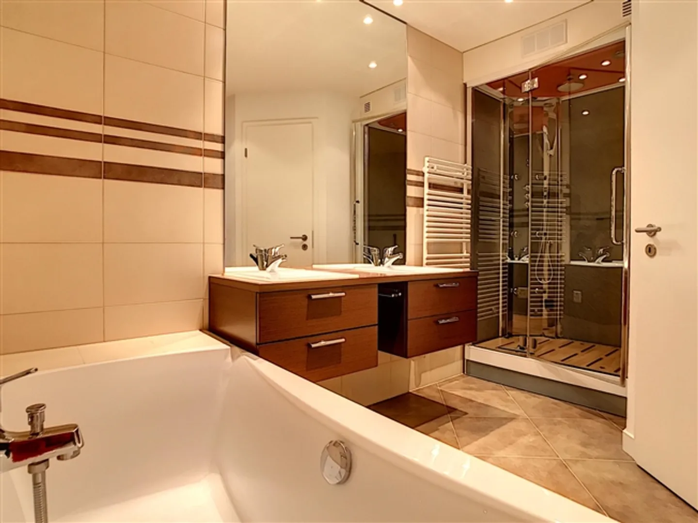 Eccellente piano terra con giardino privato in residence sicura - Foto 9 di 13