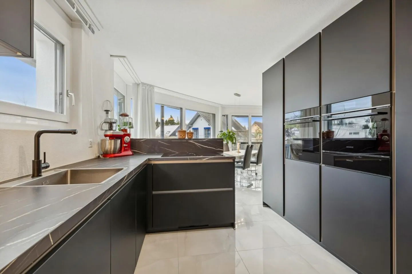 Modernes Apartment mit Balkon - Foto 2 von 14