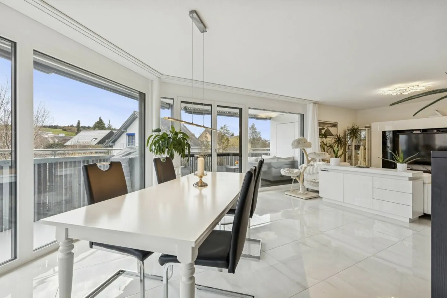 Modernes Apartment mit Balkon - Foto 3 von 14