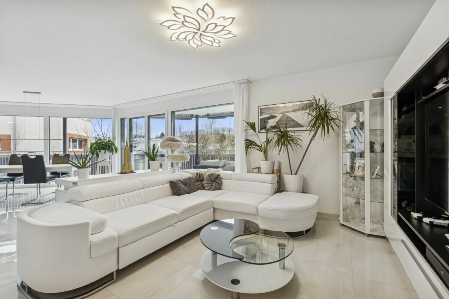 Modernes Apartment mit Balkon - Foto 4 von 14