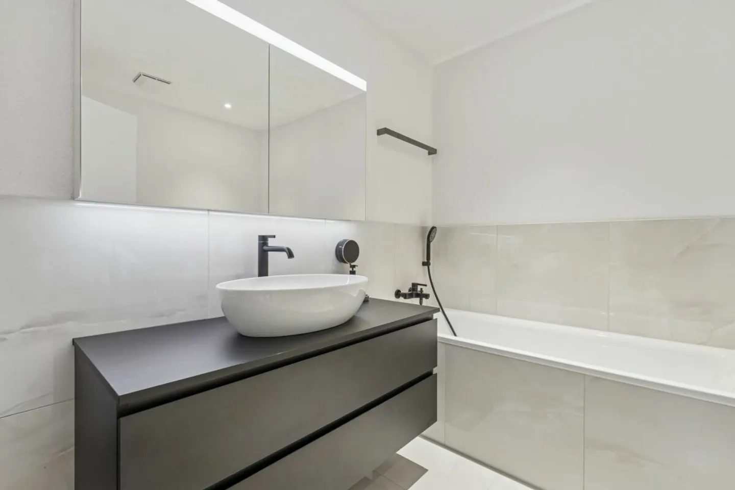 Modernes Apartment mit Balkon - Foto 8 von 14