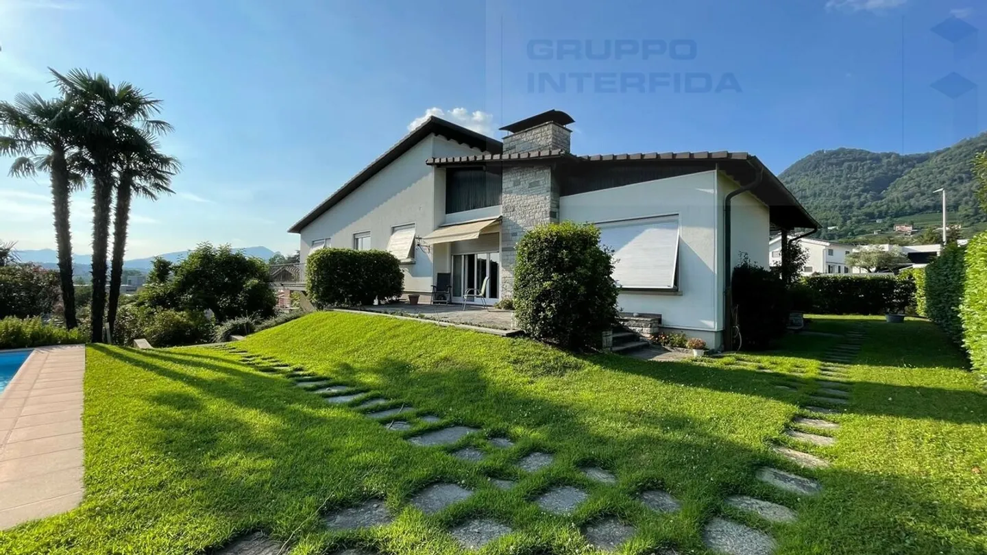 ELEGANTE VILLA CON PISCINA - Foto 1 di 4