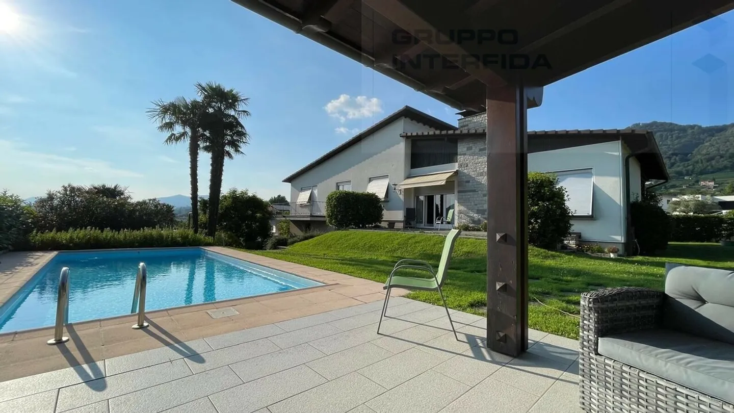 ELEGANTE VILLA CON PISCINA - Foto 2 di 4