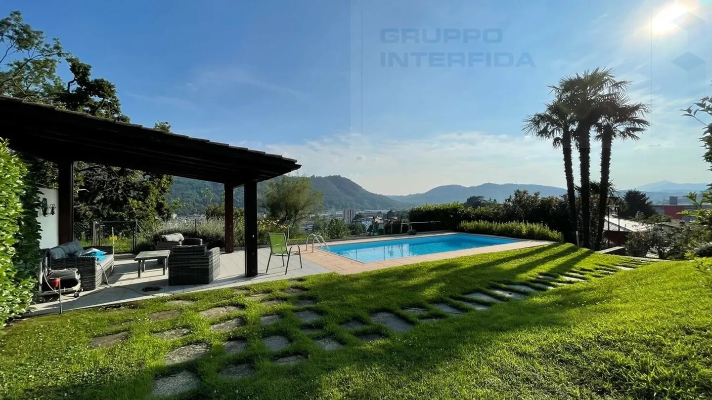 ELEGANTE VILLA CON PISCINA - Foto 3 di 4