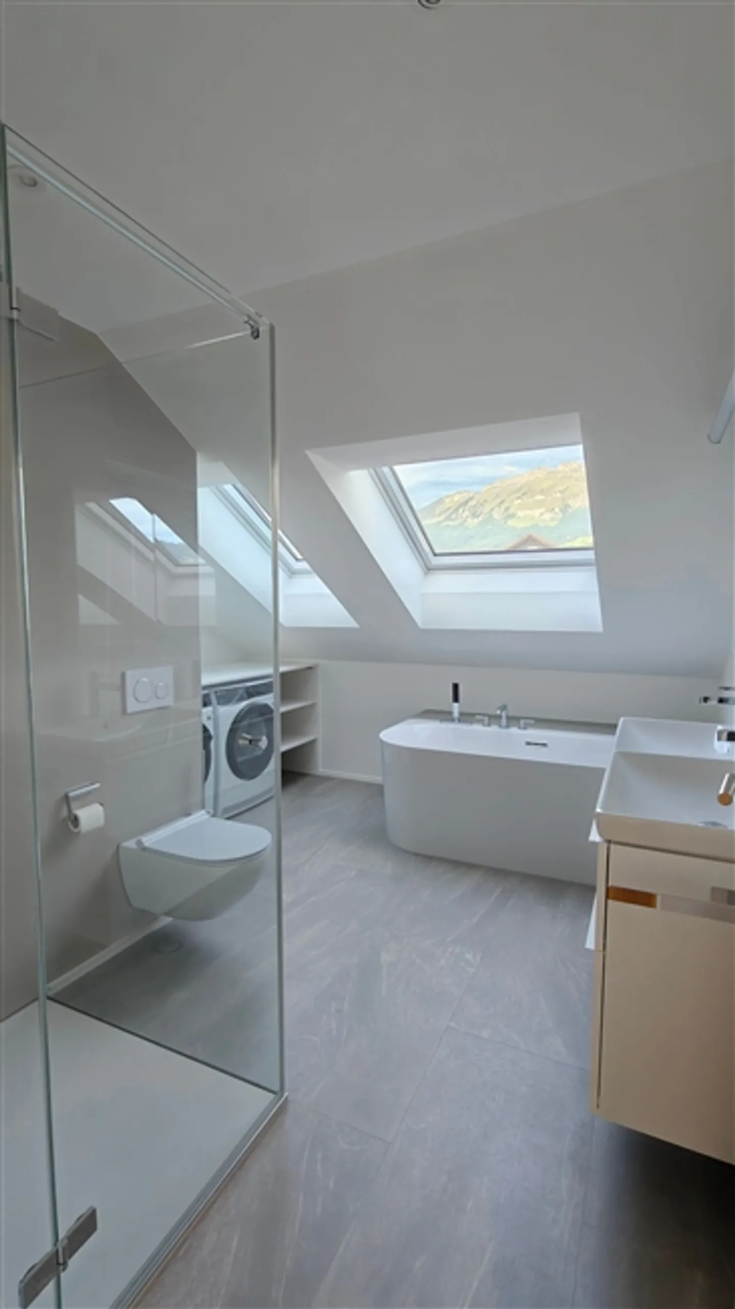 Modern 3.5-room penthouse with mountain view in Haag - Photo 1 of 9