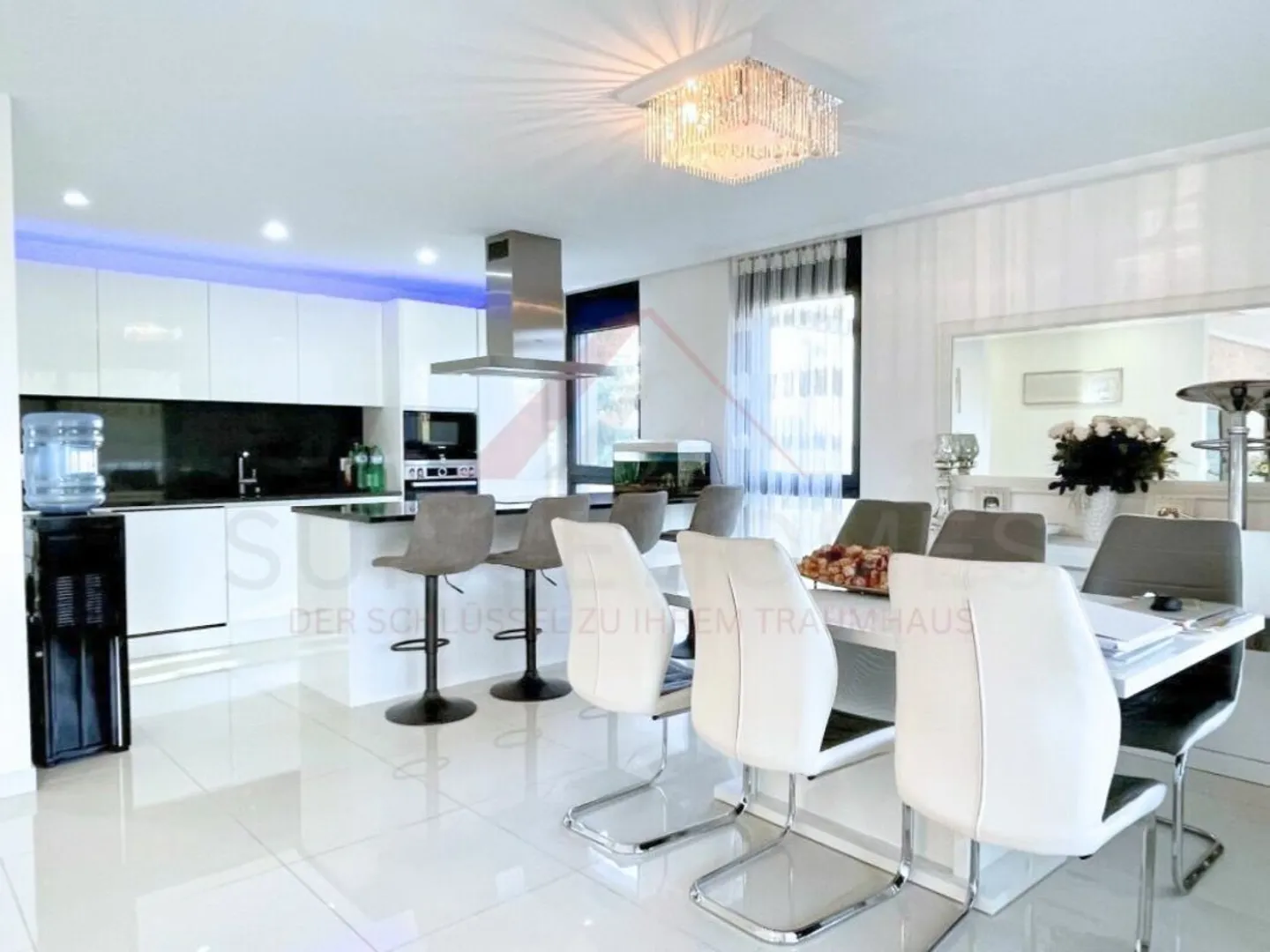 Appartamento confortevole di 4,5 stanze con grande balcone e ascensore - ideale per famiglie e anziani - Foto 1 di 16