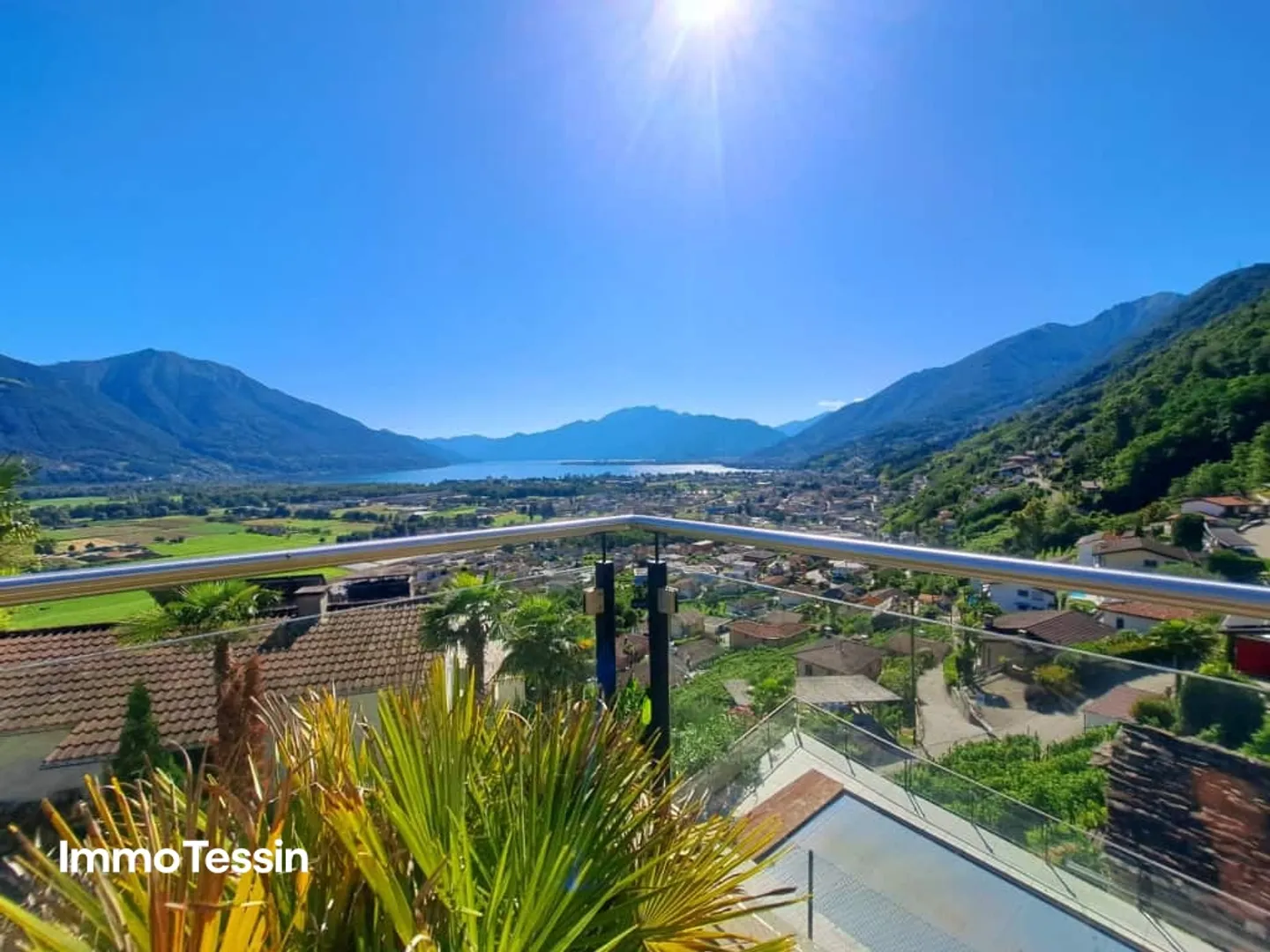 EVIDENZA: Appartamento spettacolare con piscina privata, enorme terrazza e vista mozzafiato sul Lago Maggiore - Foto 2 di 13