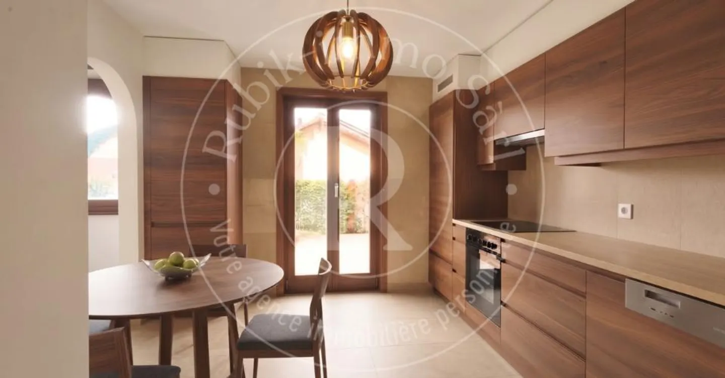 Spacious 8-room villa with great potential 5 minutes from the train station - Photo 1 of 12