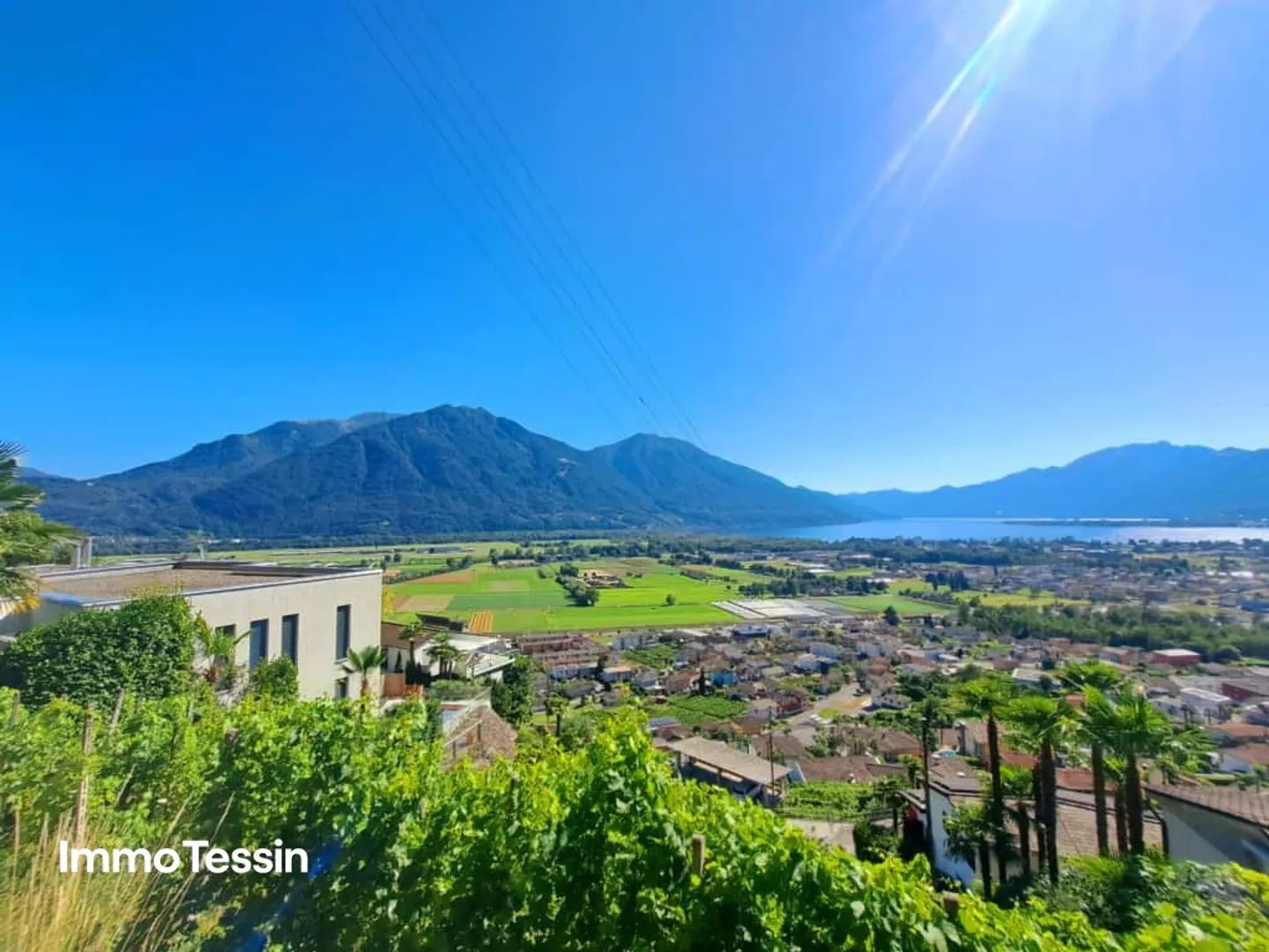 EVIDENZA: Appartamento spettacolare con piscina privata, enorme terrazza e vista mozzafiato sul Lago Maggiore - Foto 3 di 13