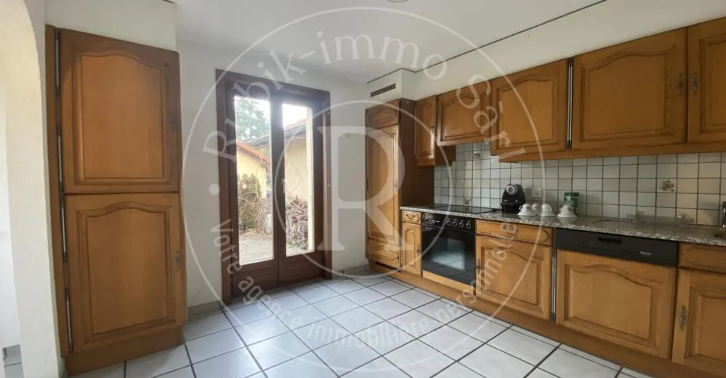 Spacious 8-room villa with great potential 5 minutes from the train station - Photo 2 of 12