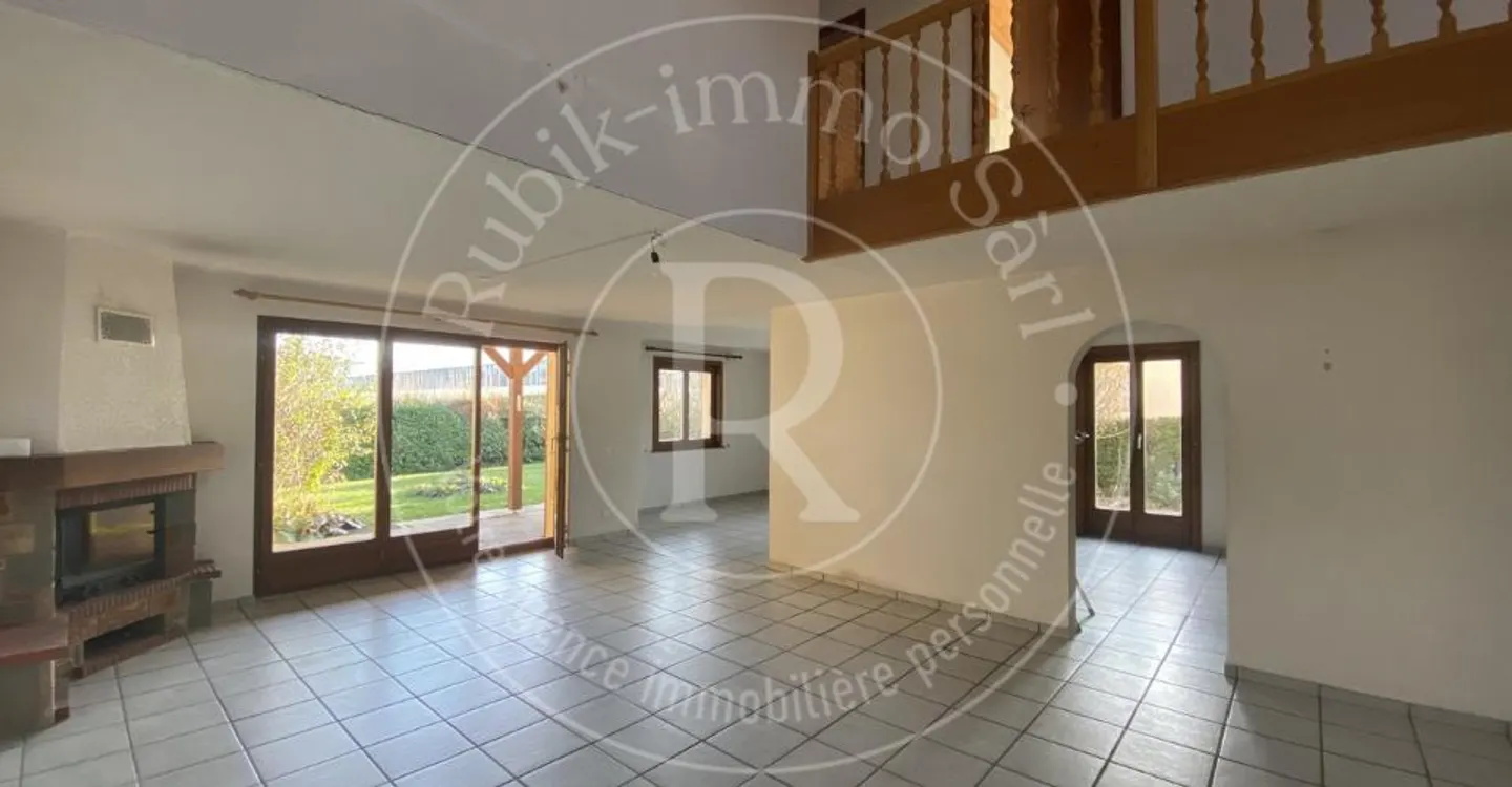 Spacious 8-room villa with great potential 5 minutes from the train station - Photo 3 of 12