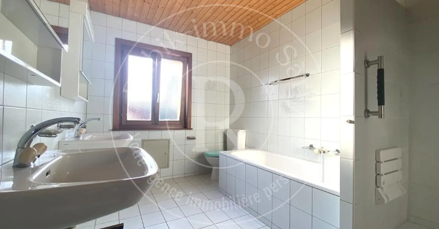 Spacious 8-room villa with great potential 5 minutes from the train station - Photo 8 of 12