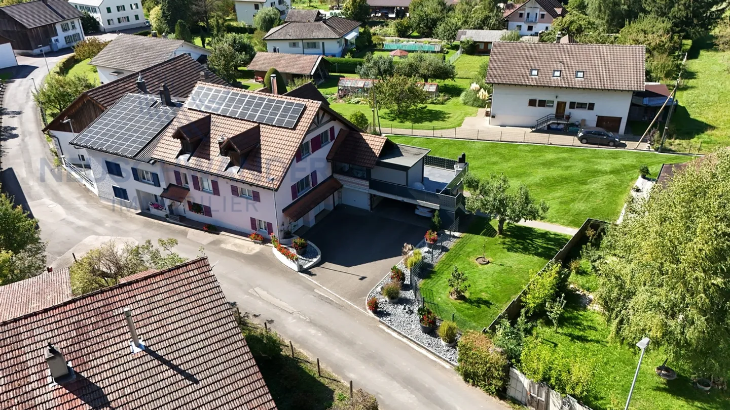 Helle mit großem üppigen Garten - Foto 1 von 28