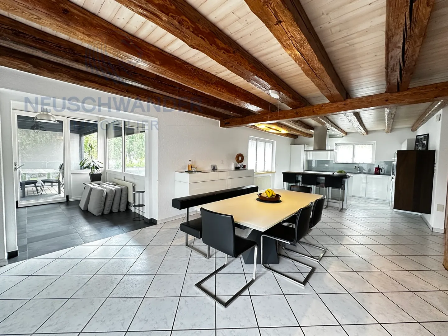 Helle mit großem üppigen Garten - Foto 5 von 28