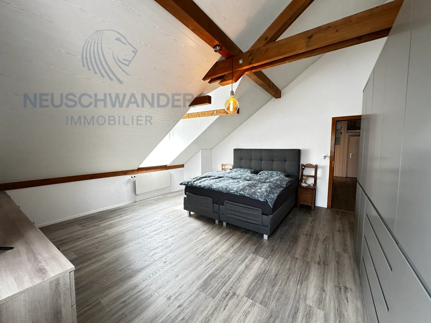 Helle mit großem üppigen Garten - Foto 9 von 28