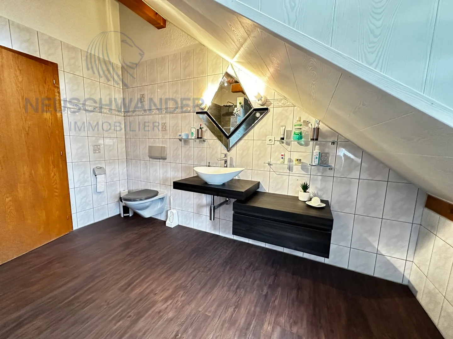 Helle mit großem üppigen Garten - Foto 12 von 28