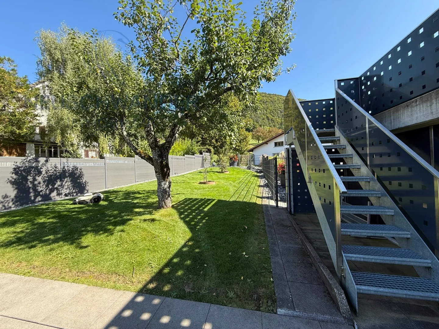 Helle mit großem üppigen Garten - Foto 18 von 28