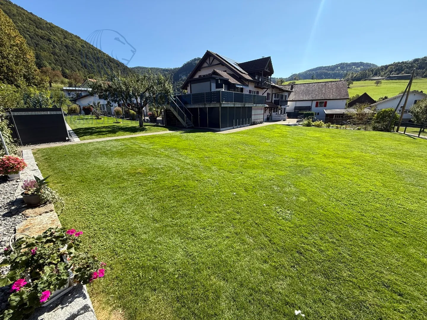 Helle mit großem üppigen Garten - Foto 20 von 28