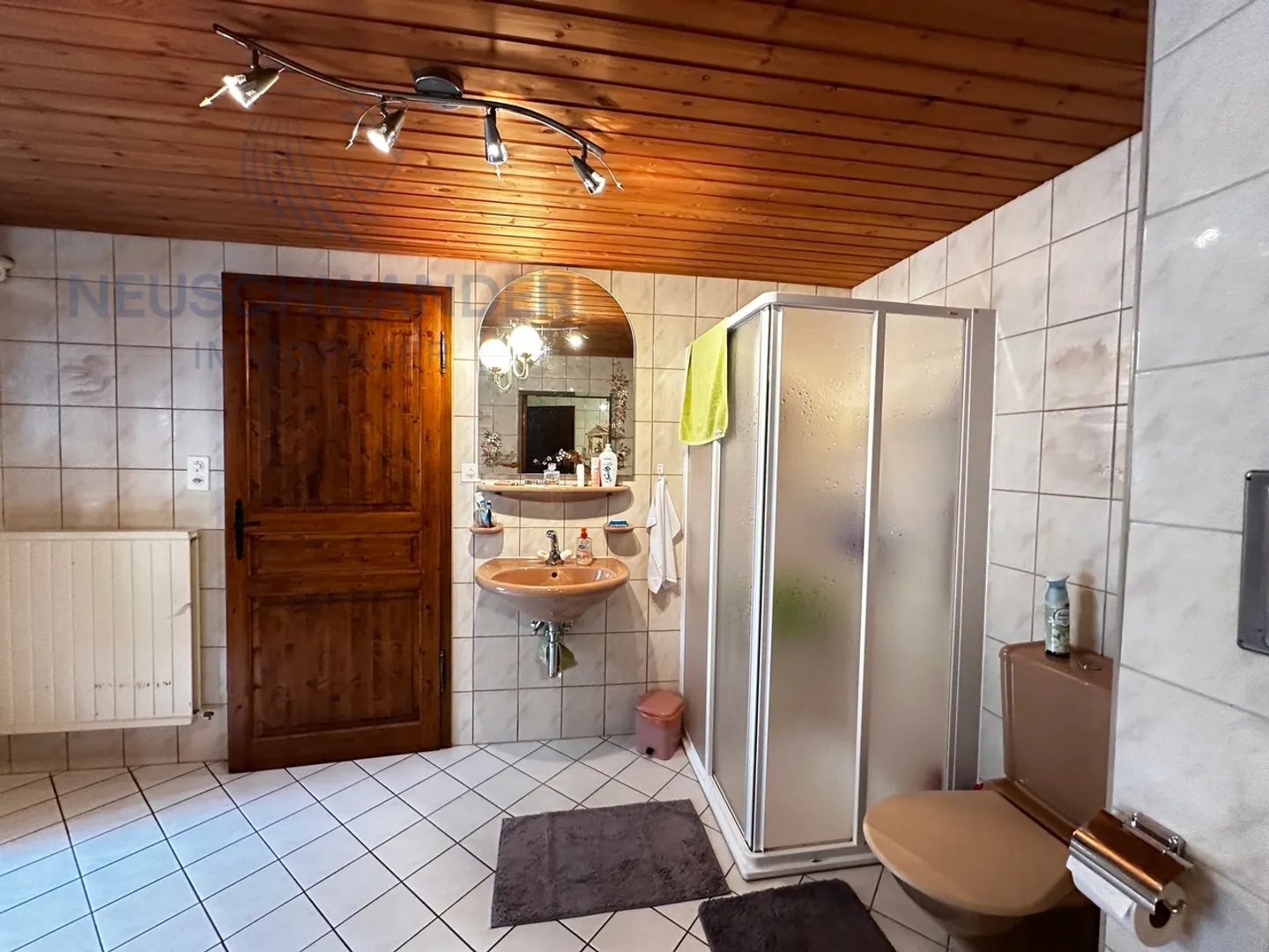 Helle mit großem üppigen Garten - Foto 22 von 28