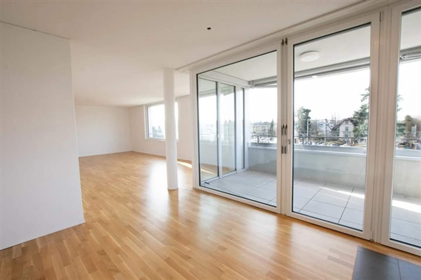 Modern 2.5-room apartment with balcony at the train station in Lyss - Photo 2 of 10