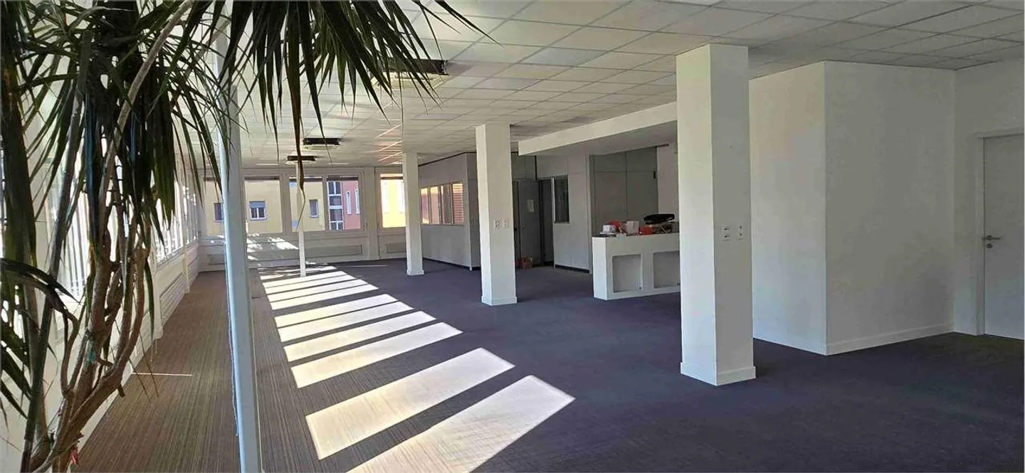 LAGER UND BÜROS IN EINER STRATEGISCHEN LAGE - Foto 4 von 8