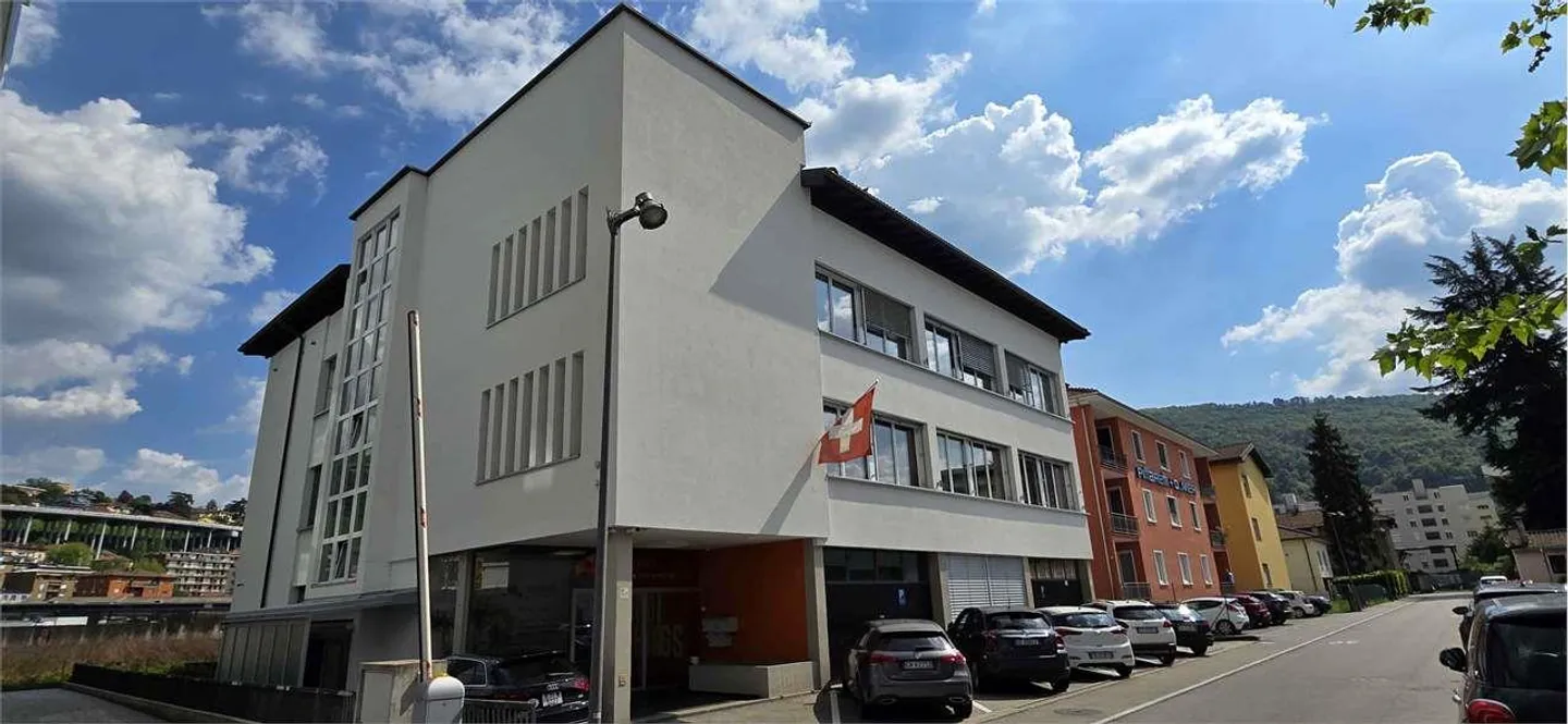 LAGER UND BÜROS IN EINER STRATEGISCHEN LAGE - Foto 1 von 8