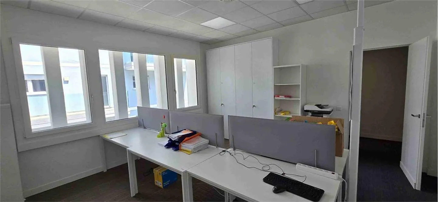 LAGER UND BÜROS IN EINER STRATEGISCHEN LAGE - Foto 8 von 8