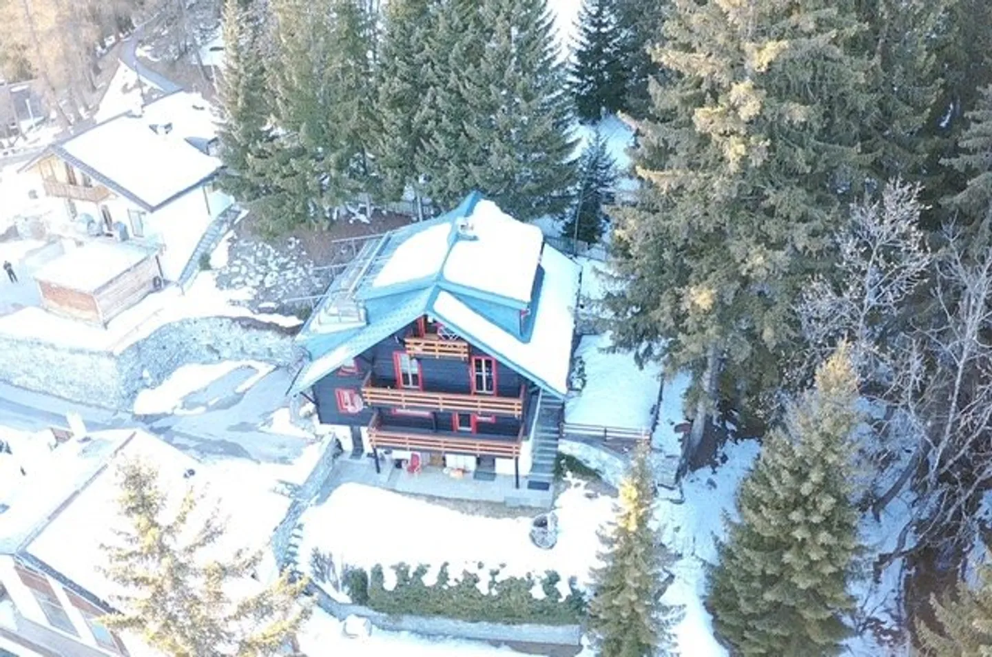 Offre unique - Maison de vacances avec 4 unités à Crans Montana - ou bien propriété d'investissement - Photo 2 sur 35