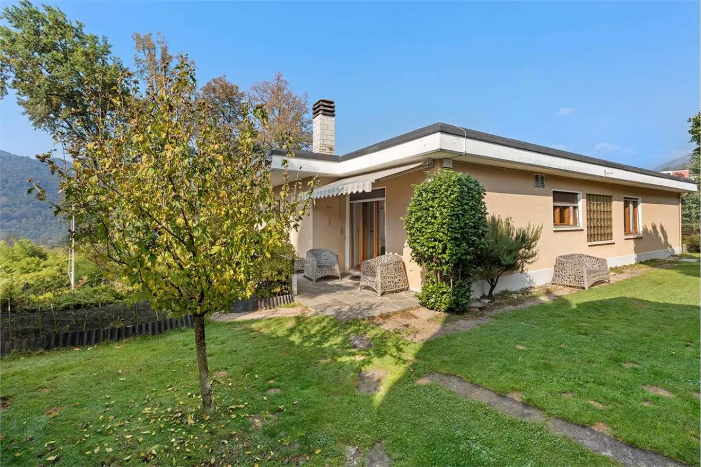 Elegant Semi-Detached Villa with Two Independent Apartments and Garden - Photo 3 of 13