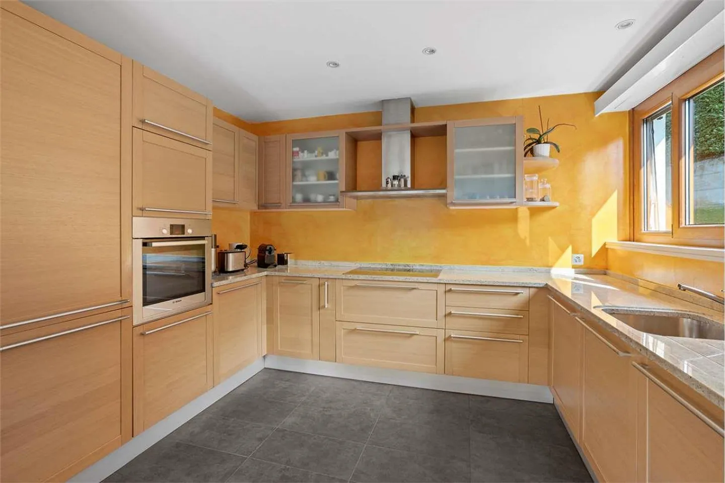 Elegant Semi-Detached Villa with Two Independent Apartments and Garden - Photo 4 of 13