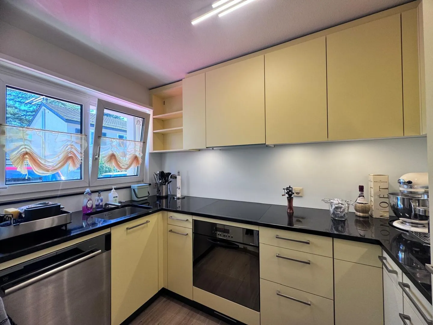 Energy-efficient 4.5-room single-family home with PV system, heat pump, garage, and parking space - Photo 6 of 15