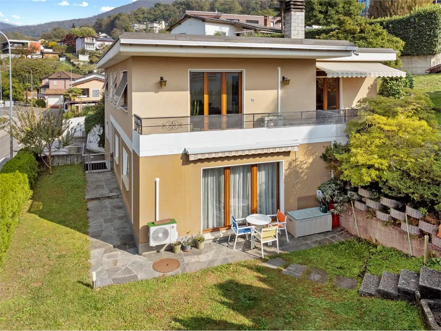 Elegant Semi-Detached Villa with Two Independent Apartments and Garden - Photo 7 of 13